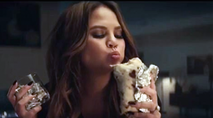 Noseča Chrissy Teigen priznala, da poje toliko bombonov, da ji razpada jezik