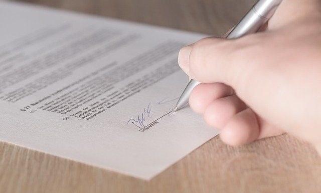 Mladi v tržnem najemu žrtve neurejenih razmer Contract Signature Lease Available - andibreit / Pixabay