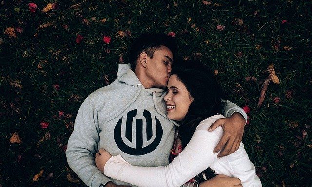 Zato bi se morali več crkljati s svojim partnerjem Couple Girl Love Man People Woman - Pexels / Pixabay