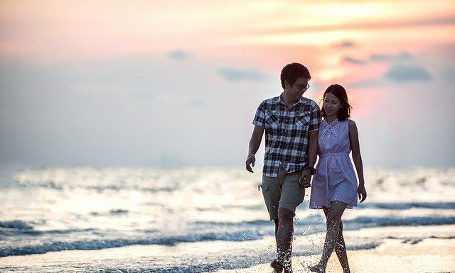 Zakaj samske ženske iščejo poročene in vezane moške? Couple Holding Hands Love Beach - sasint / Pixabay