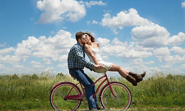 16 stvari, ki jih moški želijo v odnosu Engagement Couple Romance Bike - 3194556 / Pixabay