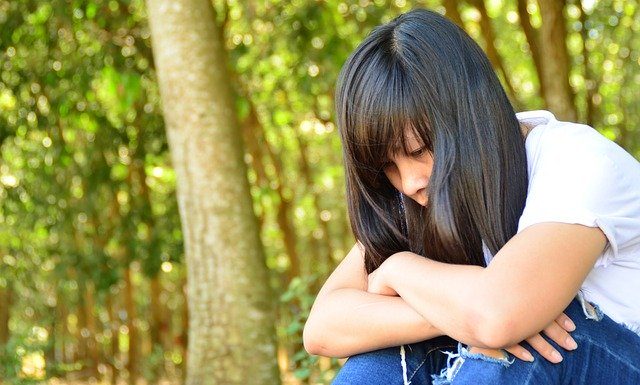 Zakaj so ženske ob razpadu zveze bolj prizadete? Girl Sad Thinking Background Bored - loilamtan / Pixabay