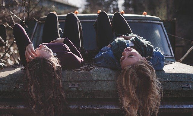 10 ključnih znakov, da je prijateljstvo pravo in bo trajalo Girls Lying Classic Car Young - Free-Photos / Pixabay