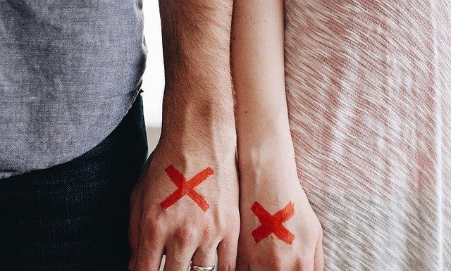 30 očitnih znakov, da ga / je ne zanimate Hands Couple Red X X Marked  - Free-Photos / Pixabay