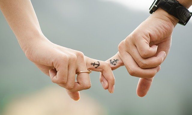 To so lastnosti, ki jih želimo pri partnerju Hands Love Couple Together Fingers - Takmeomeo / Pixabay