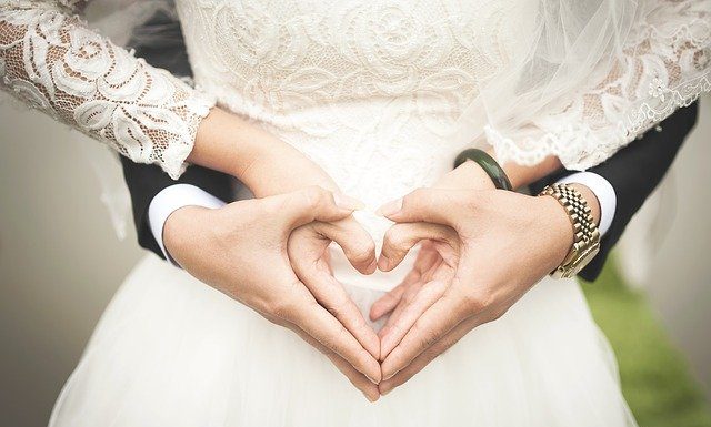 Poroka: koristi ali škoduje vaši postavi? Heart Wedding Marriage Hands - Takmeomeo / Pixabay
