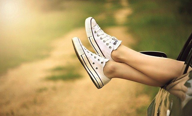 Teh 5 nenavadnih vsakodnevnih ritualov vam bo spremenilo življenje Legs Window Car Dirt Road Relax  - Greyerbaby / Pixabay