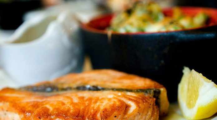 Recept: LCHF/keto pečen losos s pestom