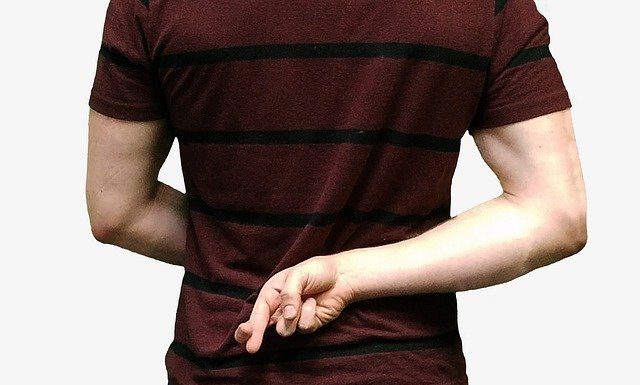 Nezvestoba: prizadene oba spola in vodi v razpad zvez Lying Promises Deception Dishonesty - tswedensky / Pixabay