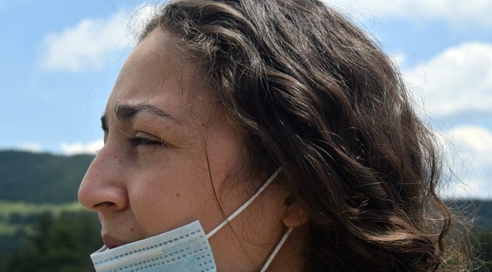 Koronavirus: v Veliki Britaniji prepovedali oglaševanje mask zaradi zavajanja