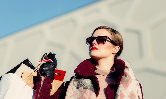 Nakupovanje osrečuje? DA! People Woman Girl Female Shopping  - StockSnap / Pixabay