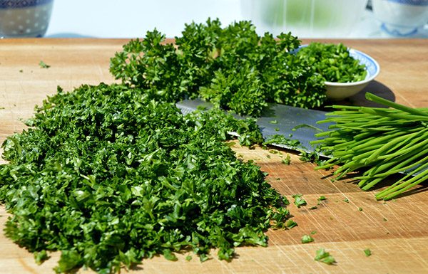 Vse to so neverjetne koristi zelišča, ki raste na vsakem vrtu