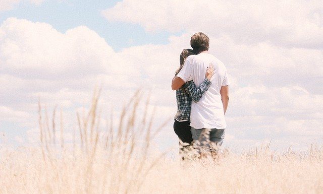 Objavljanje statusa o partnerju, odnosu = nizka samopodoba Sky Grass Outdoor People Couple - StockSnap / Pixabay