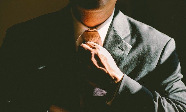 Moški bolj narcisoidni kot ženske Tie Necktie Adjust Adjusting Man - Free-Photos / Pixabay