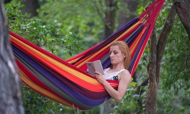 Ali iPhone mobilni telefoni povzročajo odvisnost? Woman Stretched The Hammock Person - MirceaIancu_CandidShots / Pixabay
