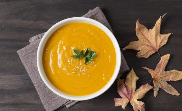 Recept: Bučna juha s karamelizirano čebulo