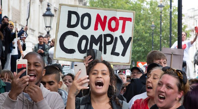 Podporniki covid ukrepov uporabljajo psevdo psihologijo za šikaniranje “nevernikov”