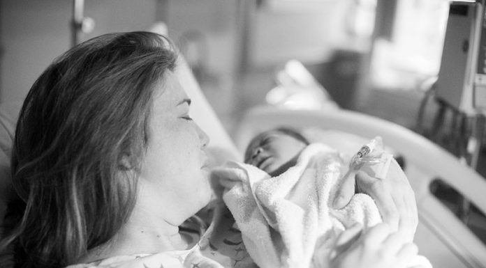 Poporodna depresija ni edina duševna težava, ki lahko prizadene mlade mamice