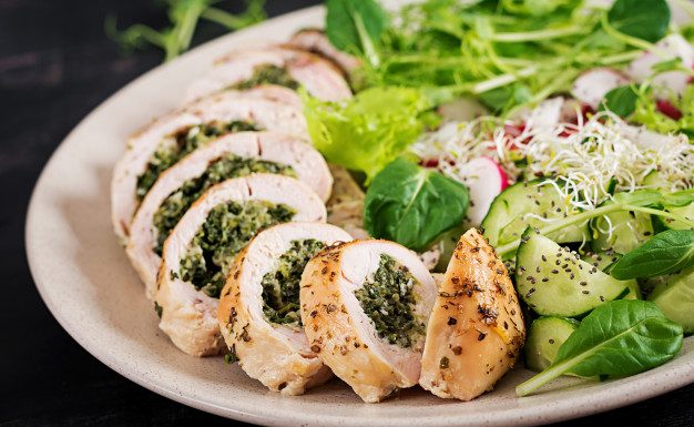 Recept: Puranja rulada s česnom in zelišči