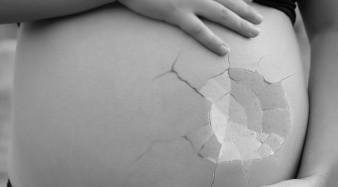 Raziskava: lahko moški telesni vonj sproži spontani splav?