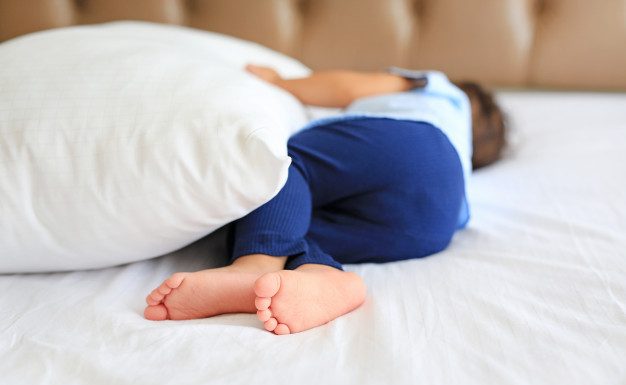 4 razlogi, zakaj je dobro spati z blazino med nogami