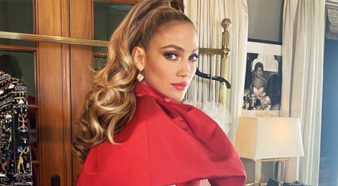 Jennifer Lopez je s svojim outfitom pričarala praznično novoletno vzdušje