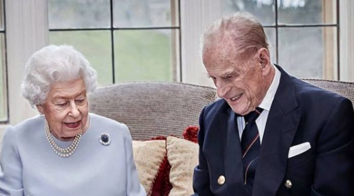 To so najbolj nenavadna in bizarna darila, ki jih je prejela kraljica Elizabeta II.