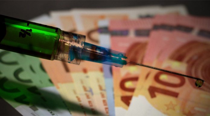 Zaradi izjemno hude alergijske reakcije na cepivo za COVID-19 hospitaliziran zdravstveni delavec