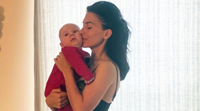 Hilaria Baldwin pokazala svoje popolno telo 3 mesece po rojstvu petega otroka (in šokirala)