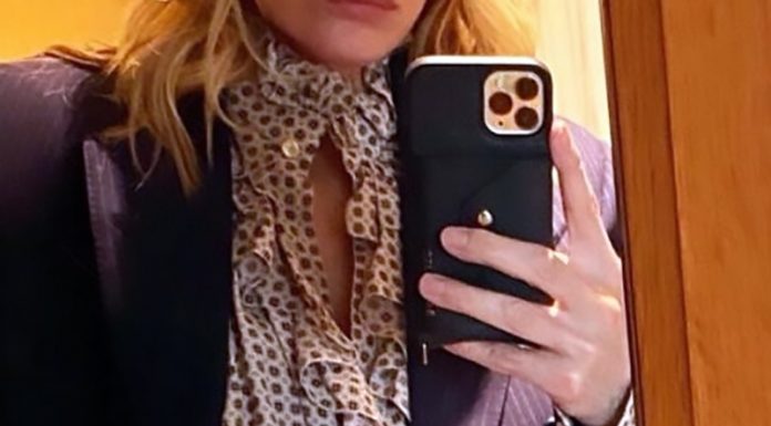 Pri 62ih je Michelle Pfeiffer presenetila s selfiejem in neverjetno šik pariškim outfitom