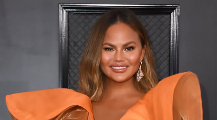 Zvezdnica je objavila svoje gole fotografije z brazgotinami in močnim sporočilom