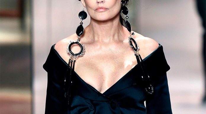 58-letna Demi Moore s povsem spremenjenim obrazom presenetila na modni pisti