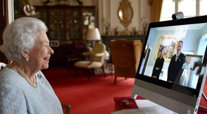 Kraljica ne izgublja časa in pripravlja dvor za zelo posebnega gosta