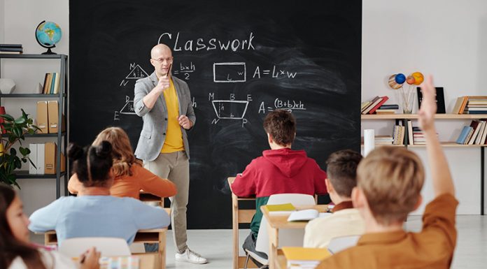 Glas otrok, ki je bil prezrt pri odločanju o odprtju šol in nato utišan, ker so šli na ulice