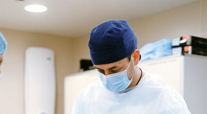 Kirurg razbil mit: “Če maske ne delujejo, zakaj jih potem kirurgi nosijo?”