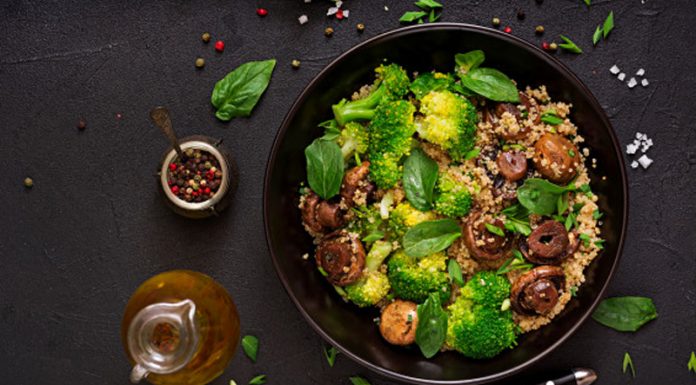 Recept: Kvinoja z brokolijem, gobami in špinačo