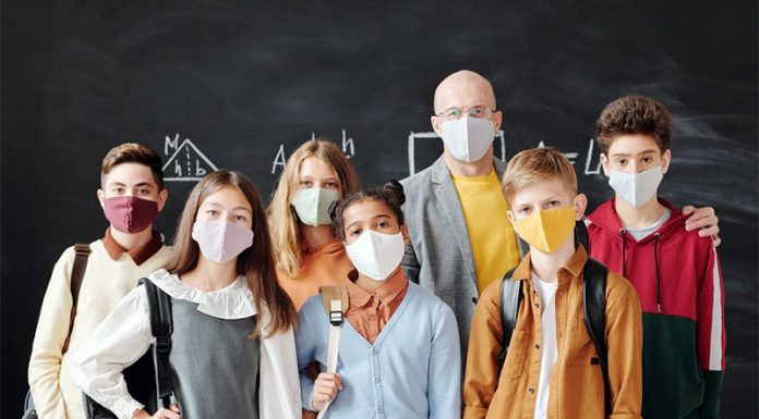 Mladoletni otroci preko skrbnikov vložili pobudo za ustavno presojo obveznega nošenja mask