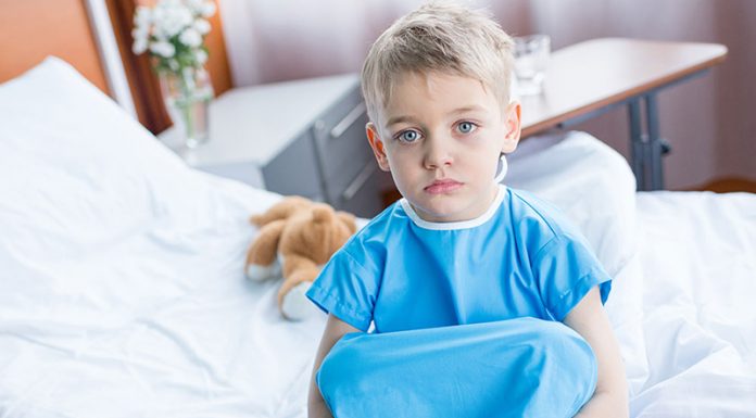 Otrok v bolnišnici ob sebi potrebuje starša – to naj postane zakonska pravica!