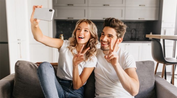 Razlogi, zakaj srečni pari redko objavljajo na družbenih omrežjih