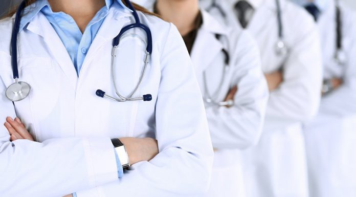 Slovenski zdravniki podali strokovno mnenje o cepljenju maturantov: cepljenje je nedopustno!