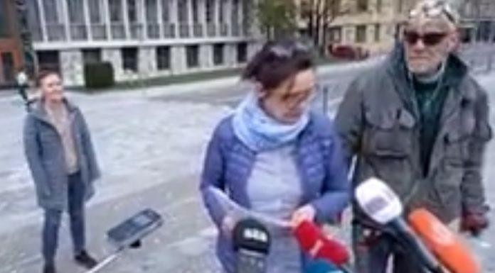 Predstavniki združenj in iniciativ predali peticijo s preko 21.000 podpisi PROTI testiranju otrok