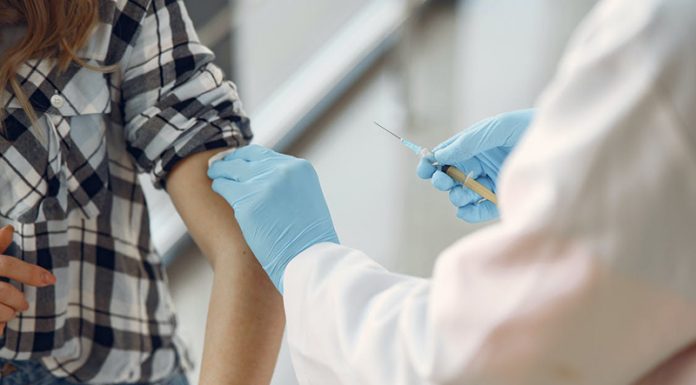 Slovenski zdravniki komentirajo odgovore strokovnjakov na pomisleke gledalcev glede varnosti cepiv