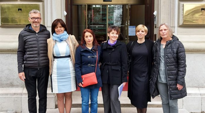 Larpurlartistično poročanje o srečanju predsednika s civilnimi iniciativami je problem, ne rešitev!