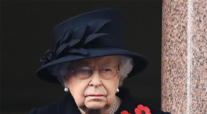 Še en udarec: Kraljico zapustil še dolgoletni prijatelj