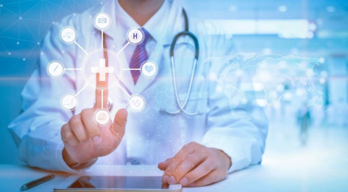 Slovenski zdravniki: Treba je zbirati podatke o neželenih stranskih učinkih cepiva za COVID-19