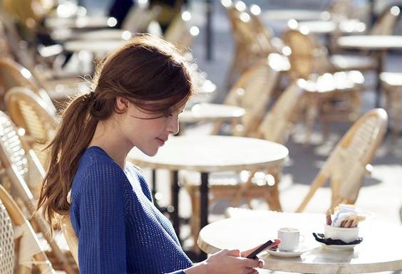 6 idej spomladanskih outfitov, ki jih nosijo Parižanke