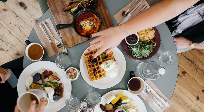 To je hrana, ki vas pospešeno stara (vam uničuje kolagen)