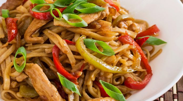 Recept: Kitajski rezanci s piščancem