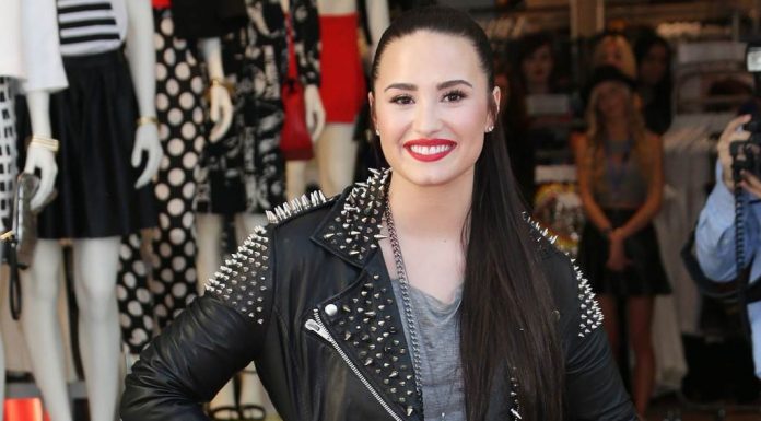 Ameriška pevka znova šokirala: “Zdaj sem nebinarna oseba.”