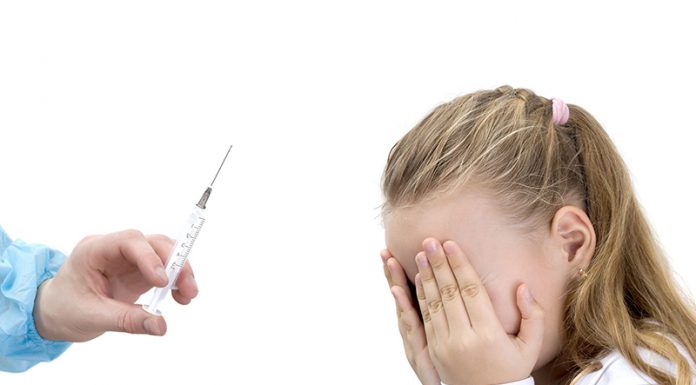Slovenski zdravniki: Nagovarjanje otrok k cepljenju s strani medijev je nedopustno!